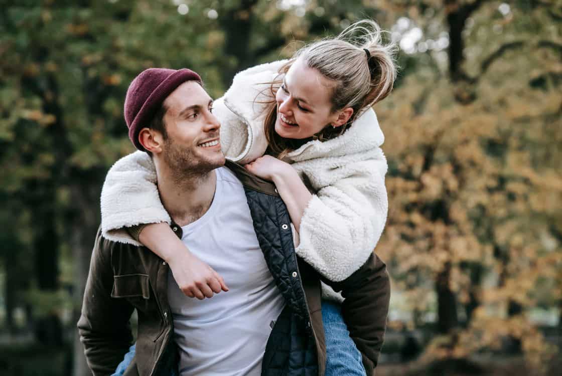 Pareja de jóvenes felices