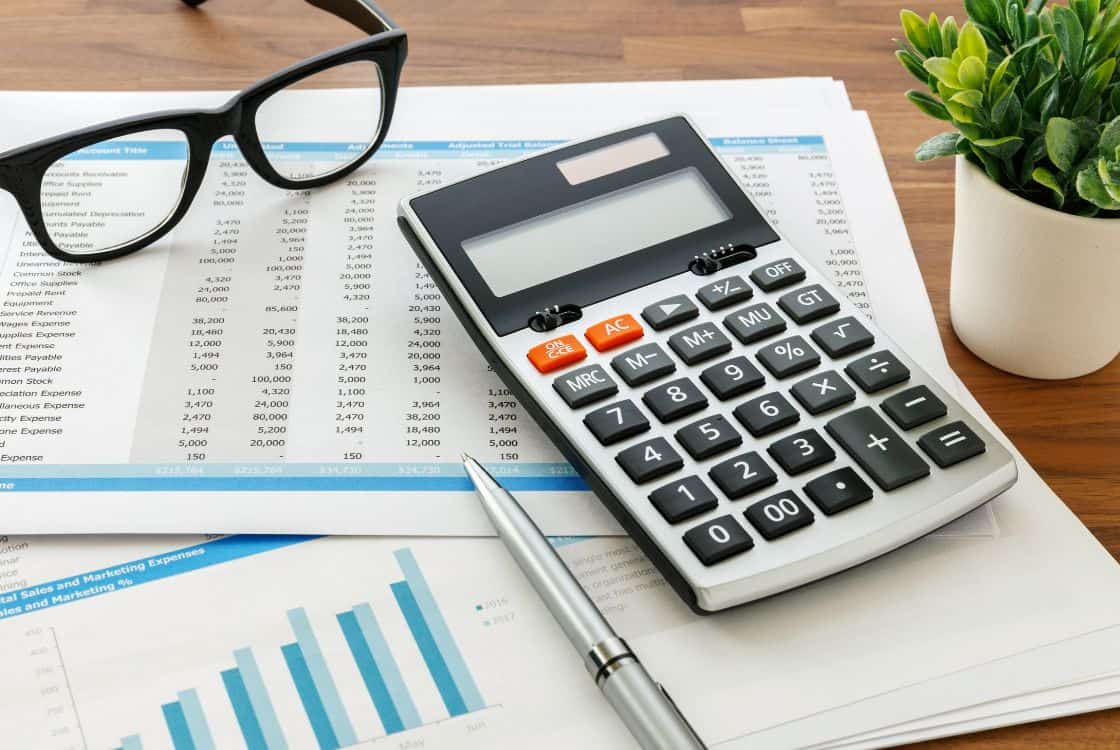 Gafas, calculadora y hojas