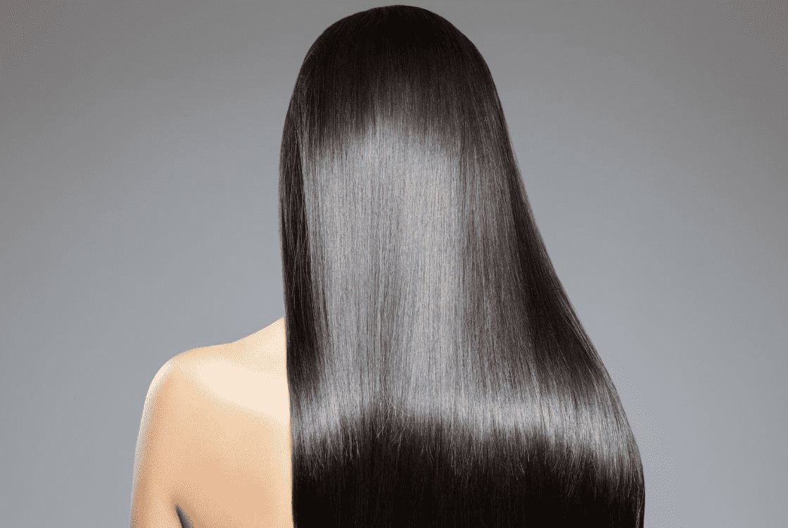 chica con pelo moreno liso