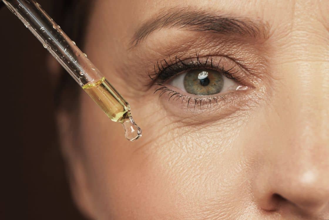 Mujer utilizando vitamina E