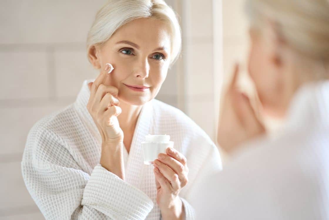 Mujer utilizando productos para cuidar la piel
