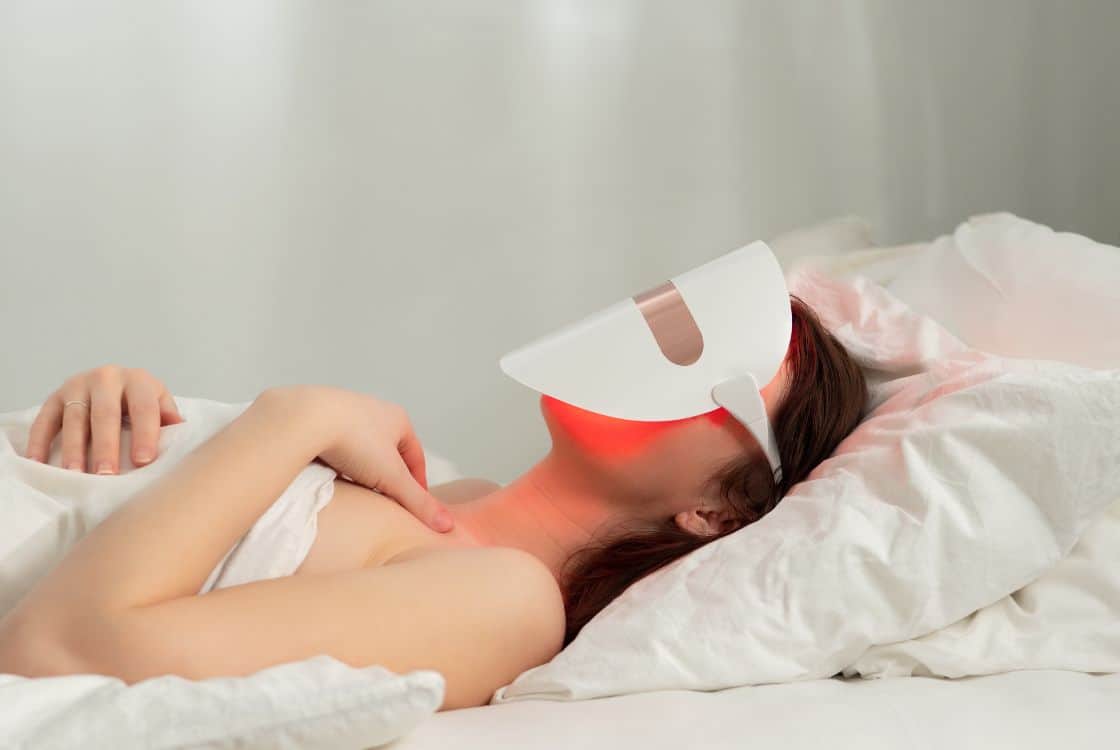 Mujer utilizando máscara LED