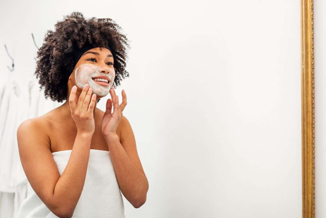 Mujer utilizando productos de limpieza suaves
