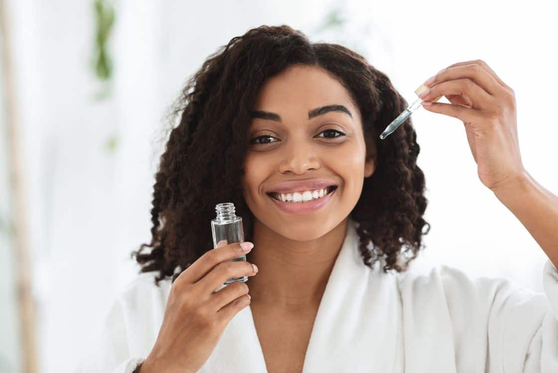 Mujer utilizando productos con Vitamina C