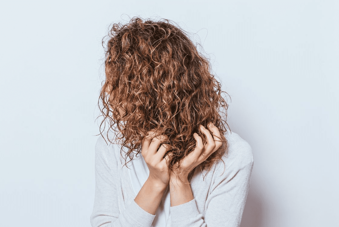 Mujer con Tipo de Pelo Rizado
