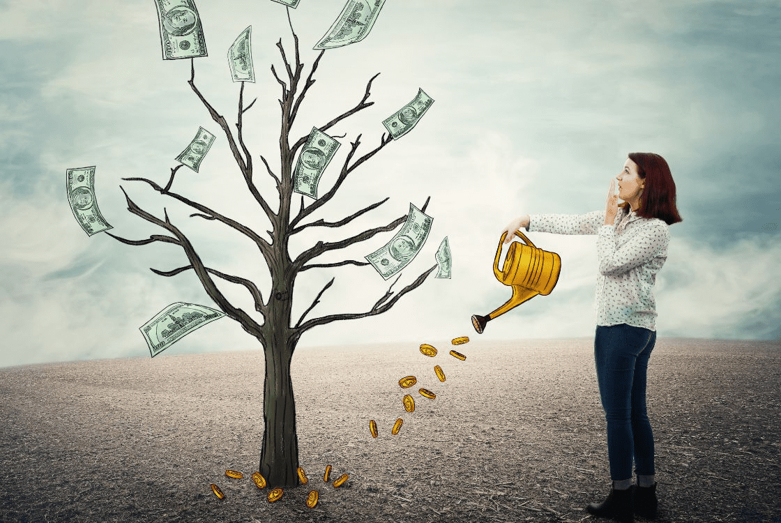 Mujer Regando un árbol y saliendo dinero de las ramas